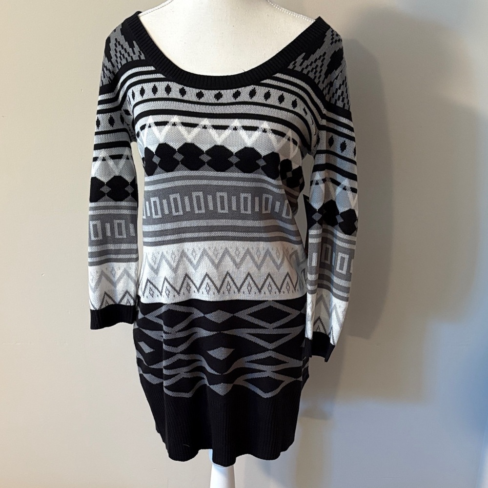 NWT T/O Black and White Geometric Sweater Dress. Size Medium